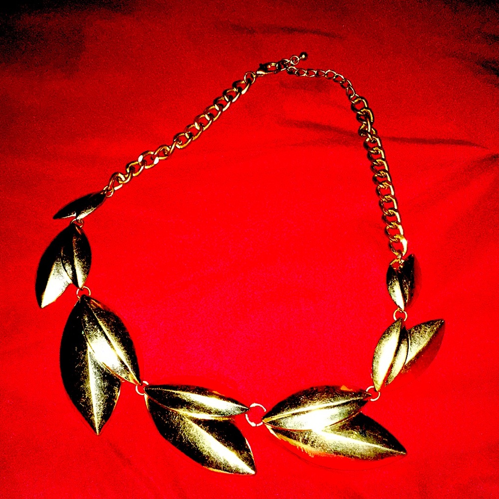 Cute gold leaf chain/necklace 🤍